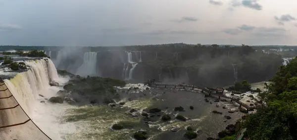 Brezilya 'daki Iguazu Şelalesi' nin fotoğrafı. Yüksek kalite fotoğraf