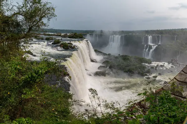 Brezilya 'daki Iguazu Şelalesi' nin fotoğrafı. Yüksek kalite fotoğraf