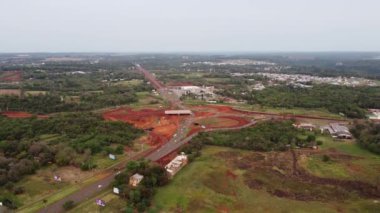 Foz do Iguacu, Parana, Brezilya 18 Eylül 2024 Avenida das Cataratas 'taki çalışmaların havadan görüntüsü. Yüksek kalite 4k görüntü