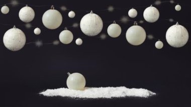 Beyaz Noel süsleri, parlak ışıklar ve karlı bir arka plan. Yaratıcı yeni yıl geçmişi.