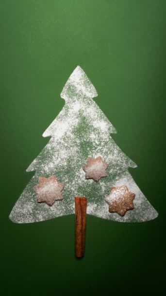 圣诞树由糖粉制成 装饰有绿色背景的圣诞星形饼干 最小创意新年概念 — 图库视频影像