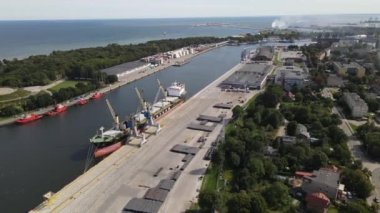 Gdansk 'taki Yeni Liman' ın havadan görünüşü, gemiler, liman kanalı ve 8 Eylül 2022 'de yazın Gdansk Körfezi..