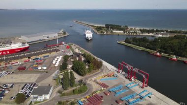 Gdansk 'taki Yeni Liman' ın havadan görünüşü, gemiler, liman kanalı ve 8 Eylül 2022 'de yazın Gdansk Körfezi..