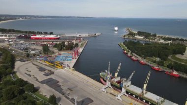 Gdansk 'taki Yeni Liman' ın havadan görünüşü, gemiler, liman kanalı ve 8 Eylül 2022 'de yazın Gdansk Körfezi..
