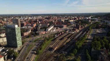 Gdansk 'ın merkezinin ve tren istasyonunun ve çevresinin en üst manzarası sonbaharda, güneşli bir günde.