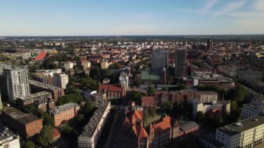 Gdansk 'ın merkezinin ve tren istasyonunun ve çevresinin en üst manzarası sonbaharda, güneşli bir günde.