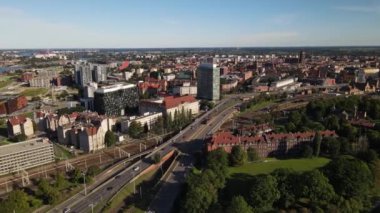 Gdansk 'ın merkezinin ve tren istasyonunun ve çevresinin en üst manzarası sonbaharda, güneşli bir günde.