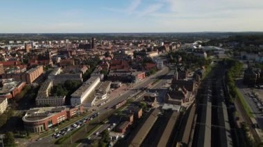 Gdansk 'ın merkezinin ve tren istasyonunun ve çevresinin en üst manzarası sonbaharda, güneşli bir günde.