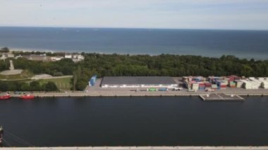 Gdansk 'taki Yeni Liman' ın havadan görünüşü, gemiler, liman kanalı ve 9 Eylül 2022 'de yazın Gdansk Körfezi.