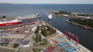 Gdansk 'taki Yeni Liman' ın havadan görünüşü, gemiler, liman kanalı ve 9 Eylül 2022 'de yazın Gdansk Körfezi.