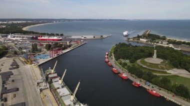 Gdansk 'taki Yeni Liman' ın havadan görünüşü, gemiler, liman kanalı ve 8 Eylül 2022 'de yazın Gdansk Körfezi..