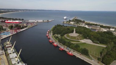 Gdansk 'taki Yeni Liman' ın havadan görünüşü, gemiler, liman kanalı ve 8 Eylül 2022 'de yazın Gdansk Körfezi..