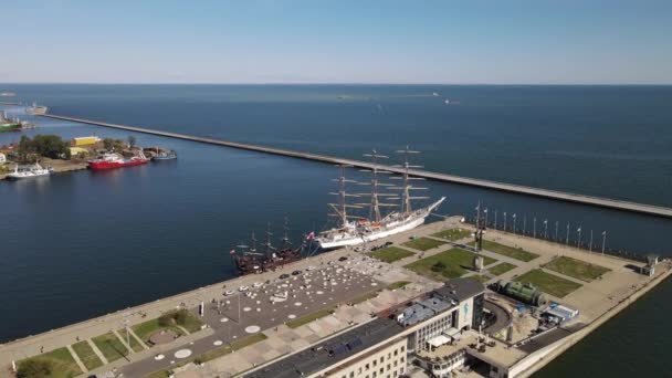 Letecký Pohled Přístav Gdyni Vlnolamy Plachetnice Nábřeží Slunečného Letního Dne — Stock video