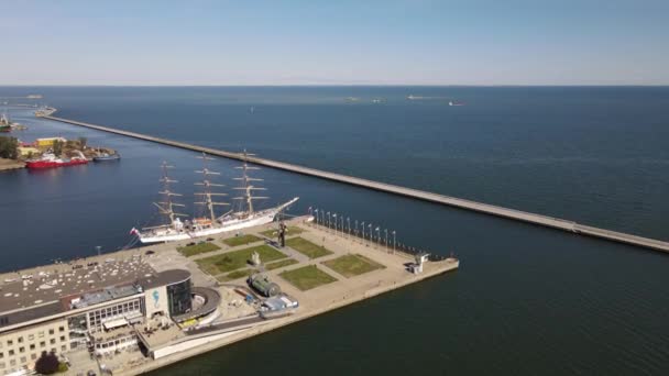 Vista Aérea Porto Gdynia Quebra Mar Veleiro Cais Dia Ensolarado — Vídeo de Stock