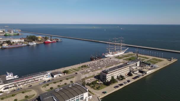 Luchtfoto Van Haven Van Gdynia Golfbreker Zeilschip Aan Kade Een — Stockvideo