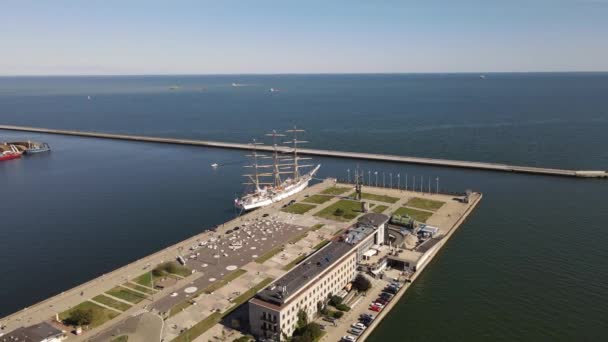 Letecký Pohled Přístav Gdyni Vlnolamy Plachetnice Nábřeží Slunečného Letního Dne — Stock video