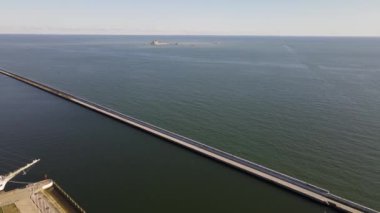 Dalgakıranın ve Gdynia Limanı 'nın güneşli bir yaz gününde havadan görünüşü.