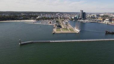 Dalgakıranın ve Gdynia Limanı 'nın havadan görünüşü. Bir galon gemi, güneşli bir yaz gününde bir korsan gemisine doğru yola çıkıyor..