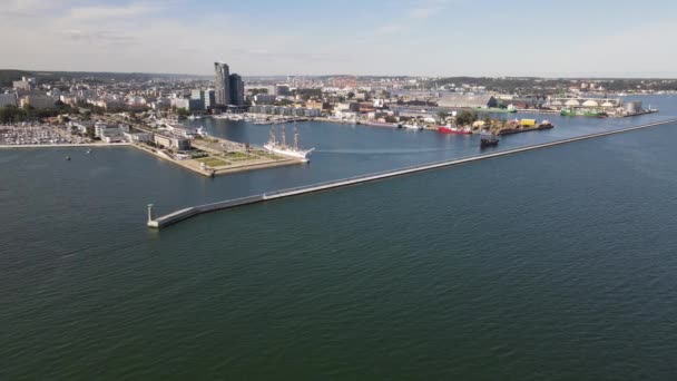 Widok Lotu Ptaka Falochron Port Gdyni Którego Odpływa Statek Piracki — Wideo stockowe