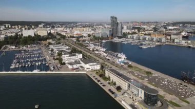 Gdynia Limanı 'nın tepesinden, rıhtımda gemiler ve yelkenli gemiler, Kosciuszko Meydanı ve güneşli bir yaz gününde dalgakıran..