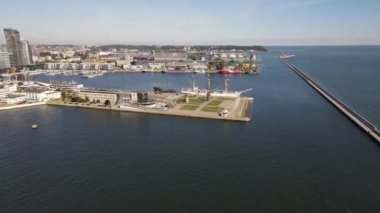 Gdynia Limanı 'nın tepesinden, rıhtımda gemiler ve yelkenli gemiler, Kosciuszko Meydanı ve güneşli bir yaz gününde dalgakıran..