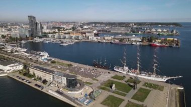 Gdynia Limanı 'nın tepesinden, rıhtımda gemiler ve yelkenli gemiler, Kosciuszko Meydanı ve güneşli bir yaz gününde dalgakıran..