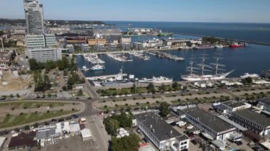 Gdynia Limanı 'nın tepesinden, rıhtımda gemiler ve yelkenli gemiler, Kosciuszko Meydanı ve güneşli bir yaz gününde dalgakıran..