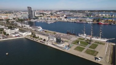 Gdynia Limanı 'nın tepesinden, rıhtımda gemiler ve yelkenli gemiler, Kosciuszko Meydanı ve güneşli bir yaz gününde dalgakıran..