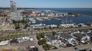 Gdynia Limanı 'nın tepesinden, rıhtımda gemiler ve yelkenli gemiler, Kosciuszko Meydanı ve güneşli bir yaz gününde dalgakıran..