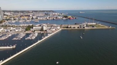 Gdynia Limanı 'nın tepesinden, rıhtımda gemiler ve yelkenli gemiler, Kosciuszko Meydanı ve güneşli bir yaz gününde dalgakıran..