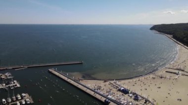 Gdynia Limanı 'nın tepesinden, rıhtımda gemiler ve yelkenli gemiler, Kosciuszko Meydanı ve güneşli bir yaz gününde dalgakıran..