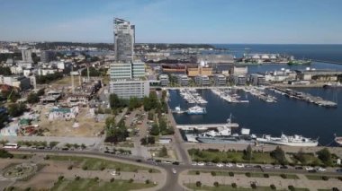 Gdynia Limanı 'nın tepesinden, rıhtımda gemiler ve yelkenli gemiler, Kosciuszko Meydanı ve güneşli bir yaz gününde dalgakıran..