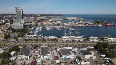 Gdynia Limanı 'nın tepesinden, rıhtımda gemiler ve yelkenli gemiler, Kosciuszko Meydanı ve güneşli bir yaz gününde dalgakıran..