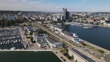 Gdynia Limanı 'nın tepesinden, rıhtımda gemiler ve yelkenli gemiler, Kosciuszko Meydanı ve güneşli bir yaz gününde dalgakıran..