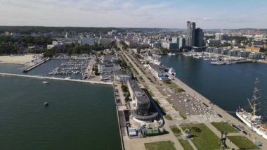 Gdynia Limanı 'nın tepesinden, rıhtımda gemiler ve yelkenli gemiler, Kosciuszko Meydanı ve güneşli bir yaz gününde dalgakıran..