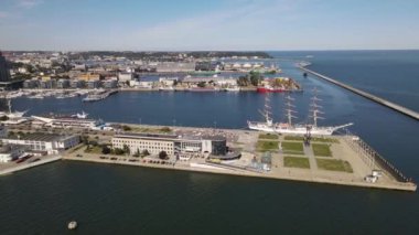 Gdynia Limanı 'nın tepesinden, rıhtımda gemiler ve yelkenli gemiler, Kosciuszko Meydanı ve güneşli bir yaz gününde dalgakıran..