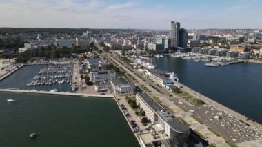 Gdynia Limanı 'nın tepesinden, rıhtımda gemiler ve yelkenli gemiler, Kosciuszko Meydanı ve güneşli bir yaz gününde dalgakıran..