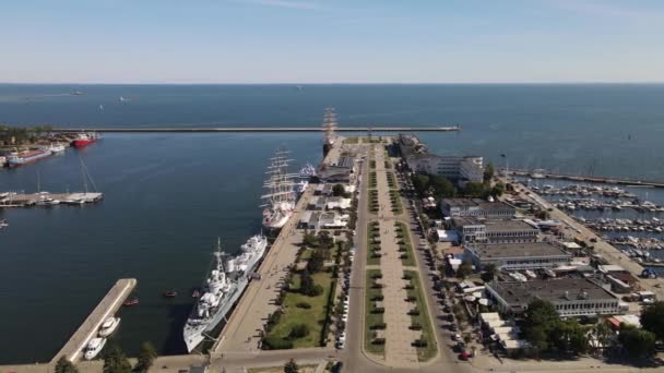 Utsikt Från Toppen Hamnen Gdynia Fartyg Och Segelfartyg Vid Kajen — Stockvideo