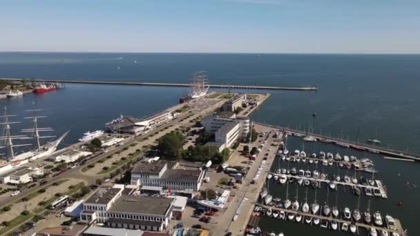Gdynia Limanı Nın Tepesinden Rıhtımda Gemiler Yelkenli Gemiler Kosciuszko Meydanı — Stok video