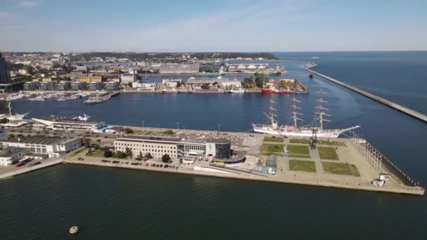 Utsikt Från Toppen Hamnen Gdynia Fartyg Och Segelfartyg Vid Kajen — Stockvideo