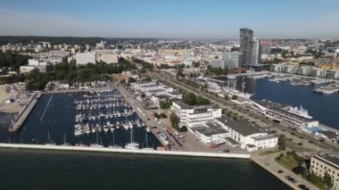Gdynia Limanı 'nın tepesinden, Kosciuszko Meydanı' ndaki gemiler ve yelkenli gemiler ve güneşli bir yaz gününde dalgakıran manzarası.