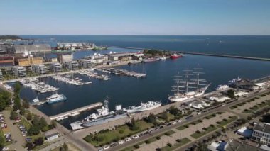 Gdynia Limanı 'nın tepesinden, Kosciuszko Meydanı' ndaki gemiler ve yelkenli gemiler ve güneşli bir yaz gününde dalgakıran manzarası.