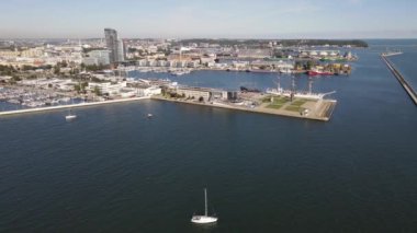 Gdynia Limanı 'nın tepesinden, Kosciuszko Meydanı' ndaki gemiler ve yelkenli gemiler ve güneşli bir yaz gününde dalgakıran manzarası.