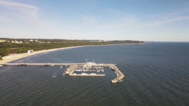 Güneşli bir sonbahar gününde, Baltık Denizi 'ndeki Sopot iskelesindeki İHA' dan görüntü.
