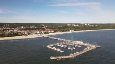 Güneşli bir sonbahar gününde, Baltık Denizi 'ndeki Sopot iskelesindeki İHA' dan görüntü.