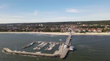 Güneşli bir sonbahar gününde, Baltık Denizi 'ndeki Sopot iskelesindeki İHA' dan görüntü.