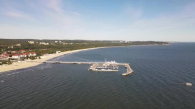 Güneşli bir sonbahar gününde, Baltık Denizi 'ndeki Sopot iskelesindeki İHA' dan görüntü.