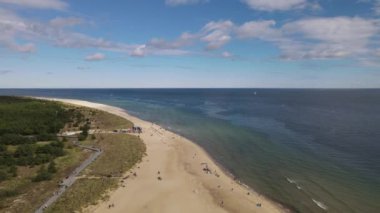 Güneşli bir sonbahar gününde Hel Yarımadası 'ndan Baltık Denizi' ne insansız hava aracının görüntüsü.