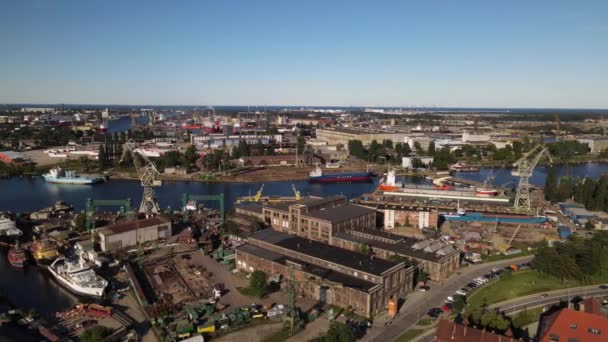 港の運河の無人機と晴れた夏の日にグダニスクの造船所からの眺め — ストック動画