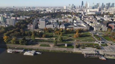 Varşova 'nın merkezinde güneşli bir sonbahar gününde hava manzarası, gökdelenler, finans merkezleri ve Vistula Nehri ve onun üzerindeki köprüler..